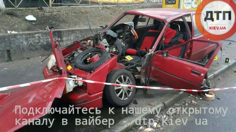 Авто на бешенной скорости влетело в столб, пассажирку выбросило из машины Авто на бешенной скорости влетело в столб, пассажирку выбросило из машины