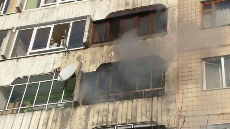 Сильный пожар во львовской многоэтажке: десятки людей эвакуировали