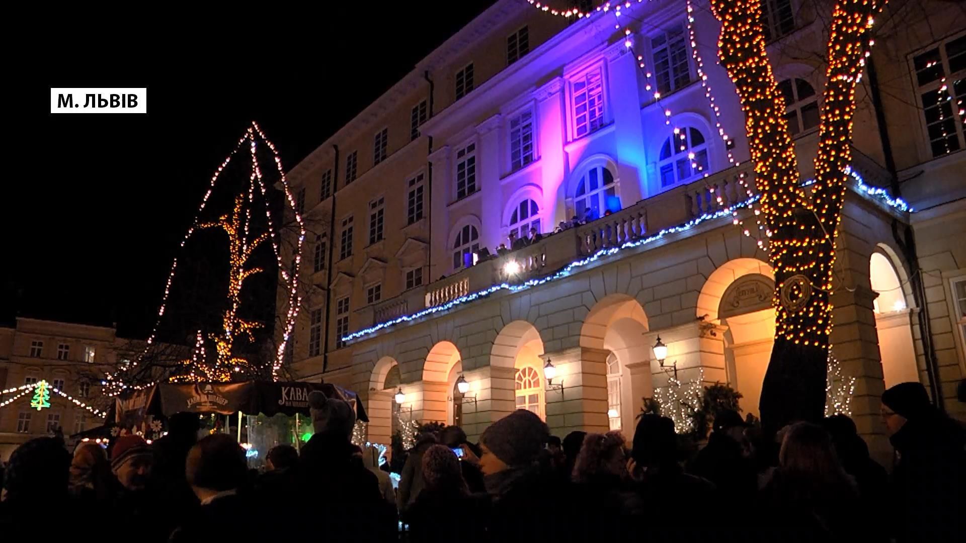 Як балкон львівської Ратуші перетворили на сцену джаз-концерту Як балкон львівської Ратуші перетворили на сцену джаз-концерту