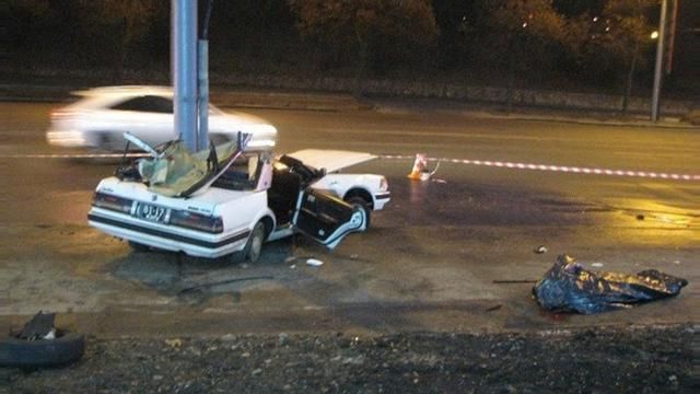 Смертельная авария в Киеве: тело пассажира пришлось доставать спасателям Смертельная авария в Киеве: тело пассажира пришлось доставать спасателям