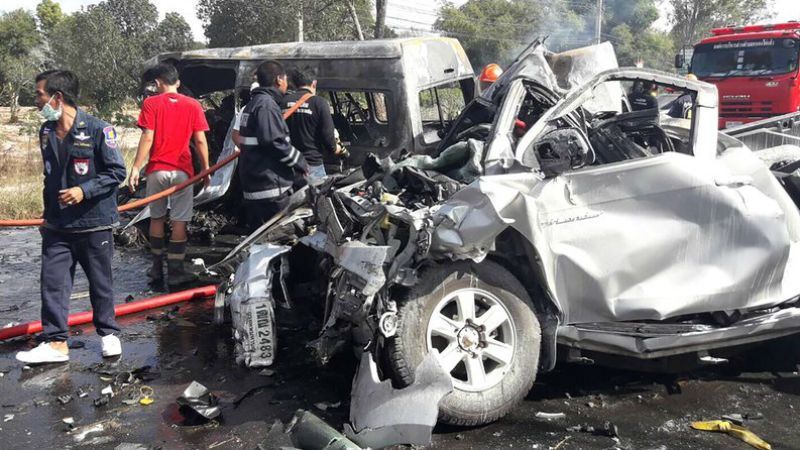 З'явилися моторошні фото смертельної аварії в Таїланді: від авто майже нічого не лишилось