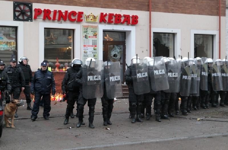 Беспорядки в Польше: разнесли квартиру иностранцев, причастных к убийству местного Беспорядки в Польше: разнесли квартиру иностранцев, причастных к убийству местного