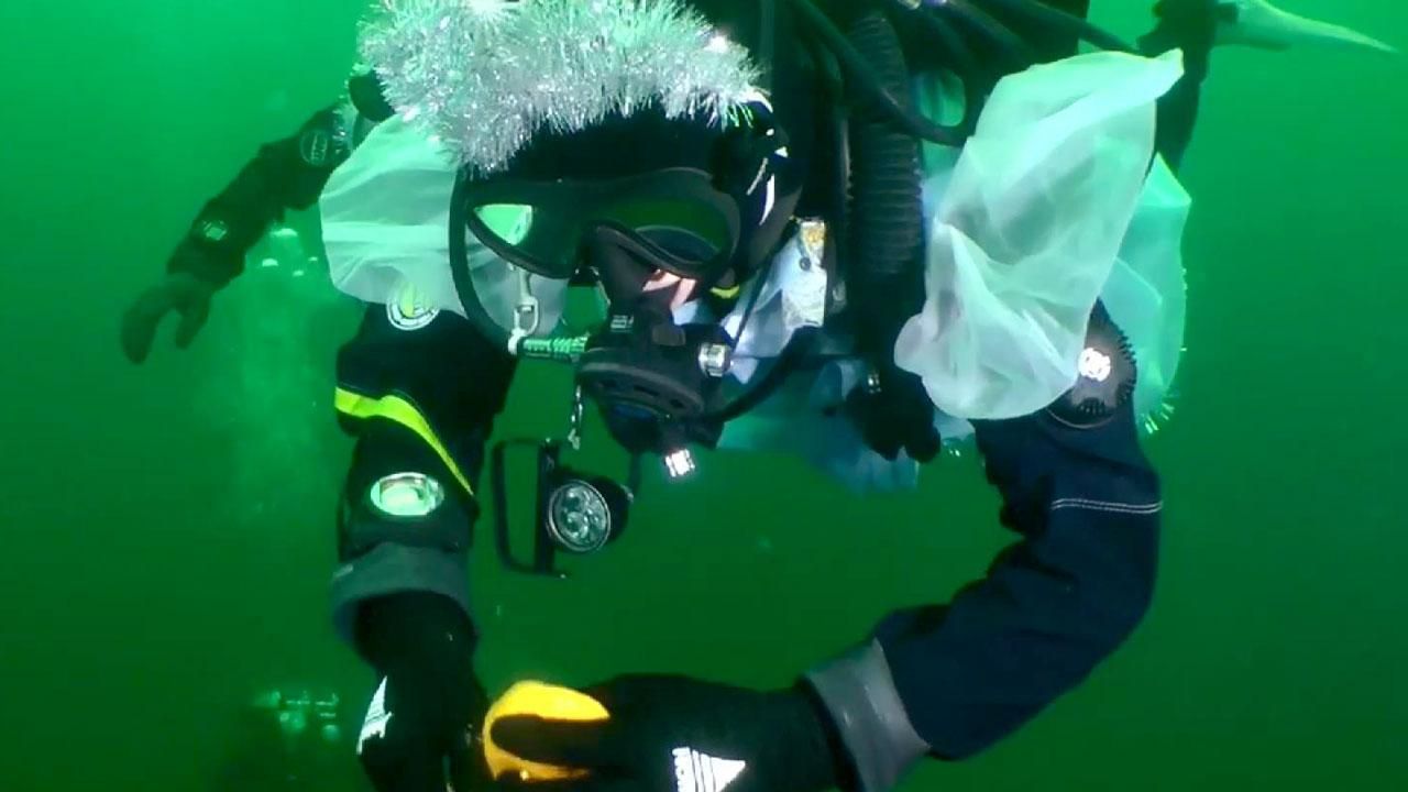 Екстремали встановили новорічну ялинку на дні Чорного моря: видовищні фото та відео