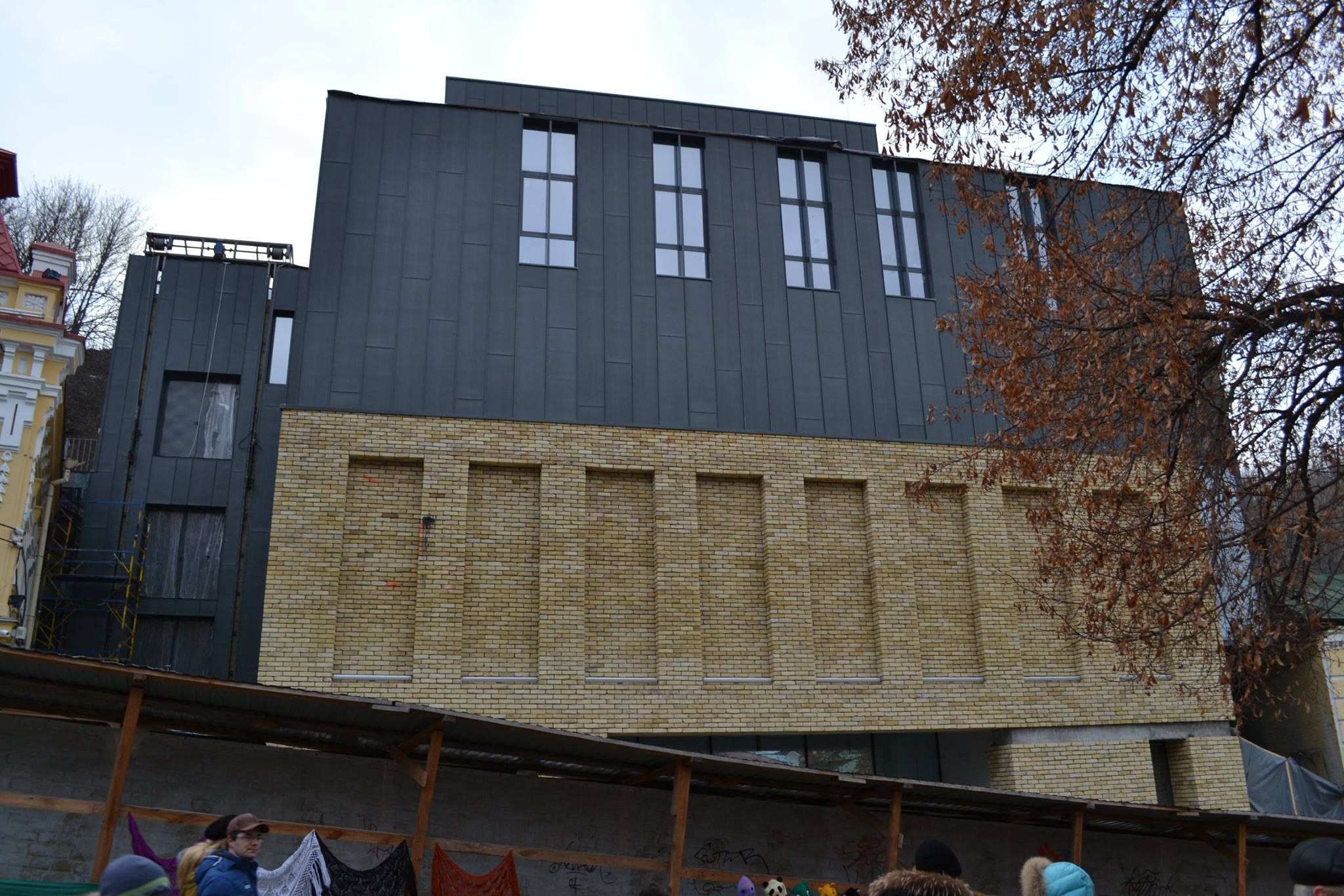 Скандальное здание на Андреевском спуске забросали краской Скандальное здание на Андреевском спуске забросали краской