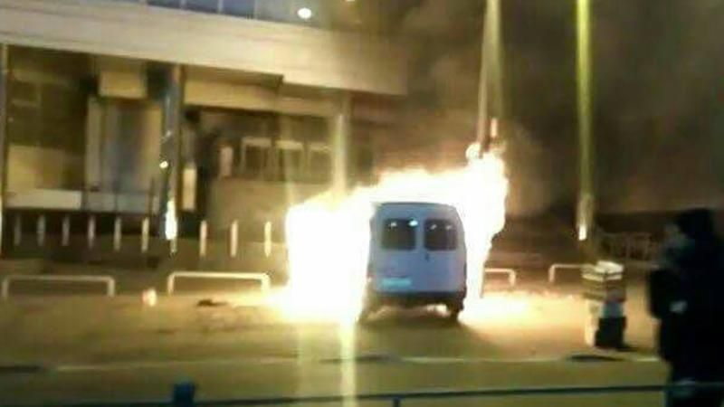 Автівка вибухнула біля метро у Києві 
