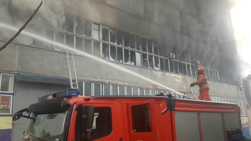 Масштабна пожежа на заводі "Електрон" у Львові: з'явились фото і відео