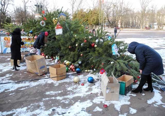 Главная елка упала в городке Киевской области