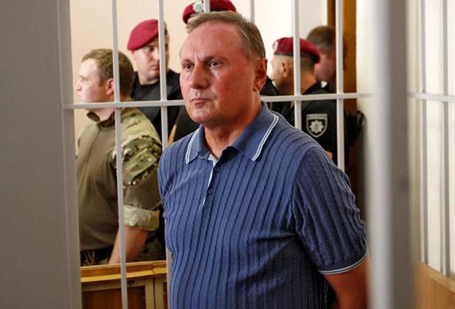 Ефремову вручили обвинение в преступлениях Ефремову вручили обвинение в преступлениях