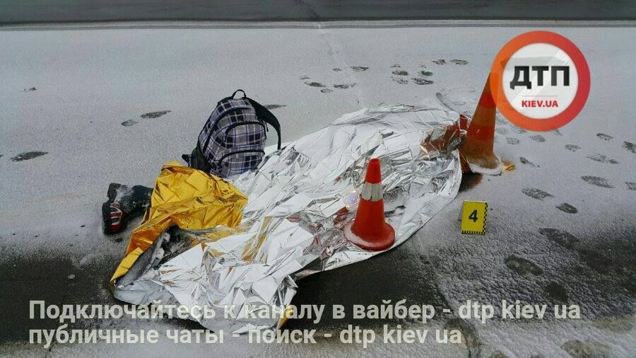 У Києві дівчину спіткала страшна смерть через навушники У Києві дівчину спіткала страшна смерть через навушники