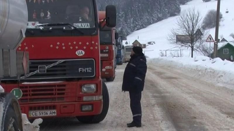 На Закарпатті через снігопад перекривають дороги