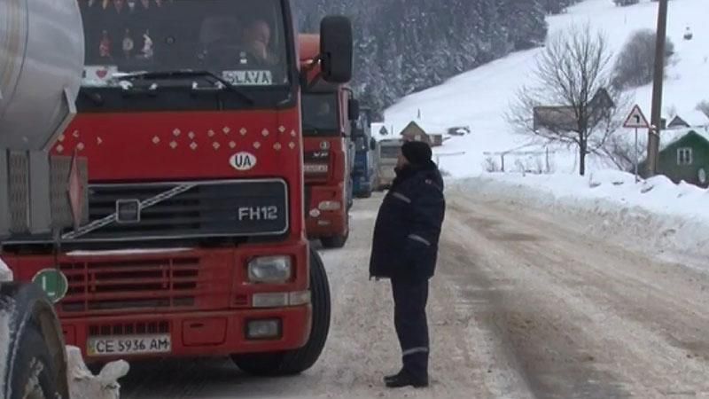 На Закарпатье из-за снегопада перекрывают дороги