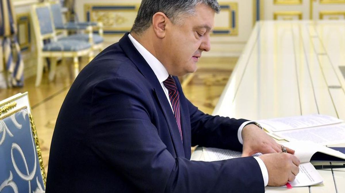 Президент дозволив військовим-контрактникам достроково звільнятися з армії Президент дозволив військовим-контрактникам достроково звільнятися з армії