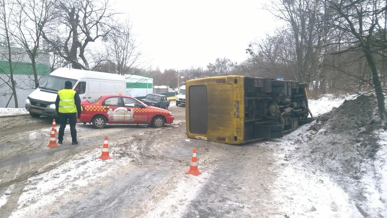 Маршрутка перевернулась во Львове: появились фото, видео Маршрутка перевернулась во Львове: появились фото, видео