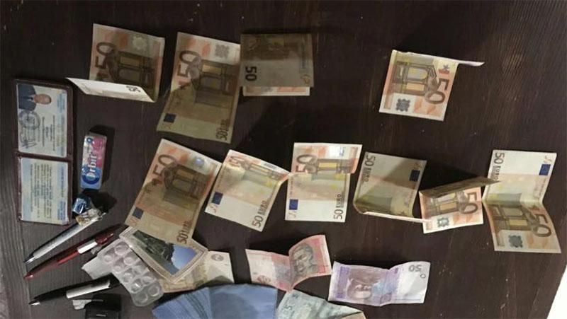 В Жулянах на хабарі затримали митника
В Жулянах на хабарі затримали митника