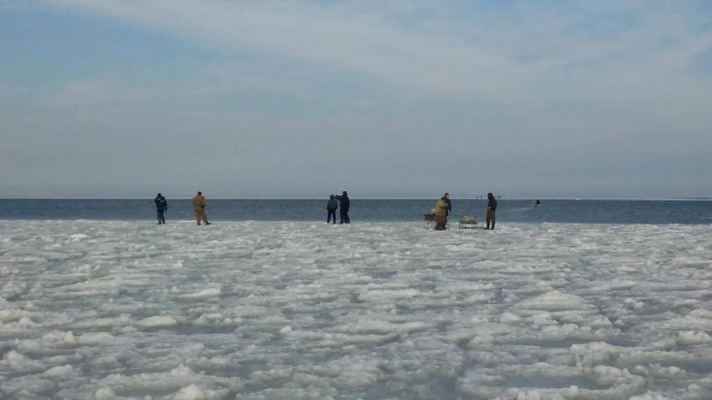 Спасатели сняли с дрейфующих льдин 18 рыбаков Спасатели сняли с дрейфующих льдин 18 рыбаков