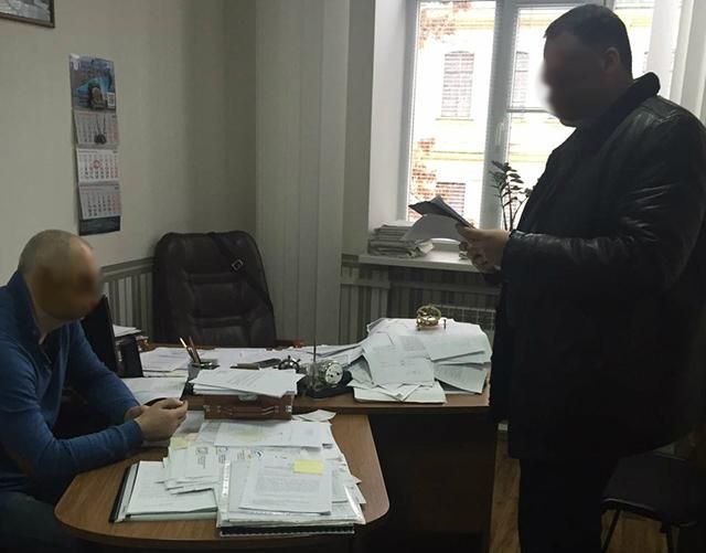 На хабарі спіймали проректора вишу Києва На хабарі спіймали проректора вишу Києва