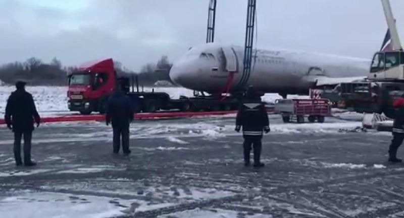 Російський літак майже добу не можуть зрушити з місця після аварії
