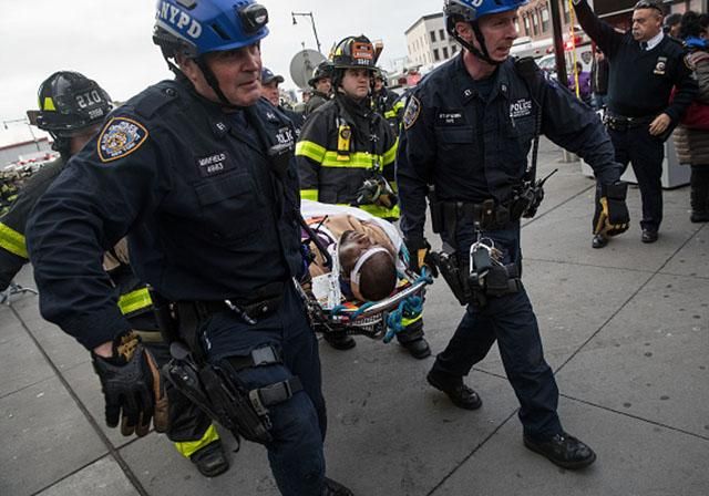 З’явилися фото наслідків аварії поїзда в Нью-Йорку З’явилися фото наслідків аварії поїзда в Нью-Йорку