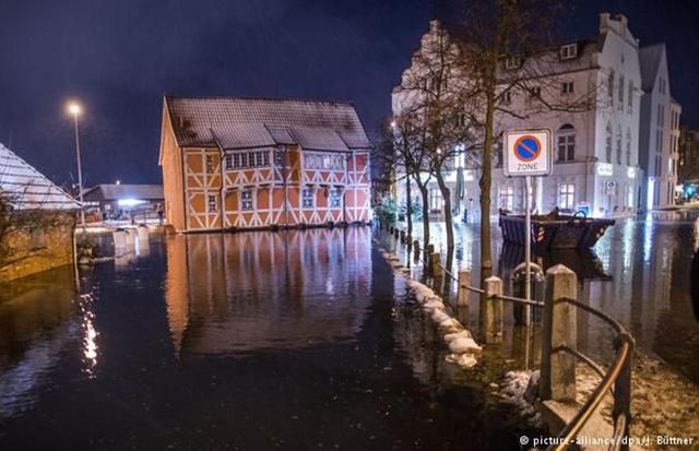 Мощный ураган штурмует Германию: объявлено чрезвычайное положение Мощный ураган штурмует Германию: объявлено чрезвычайное положение