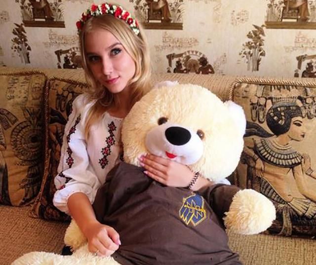 Боевики "ДНР" задержали несовершеннолетнюю девушку за наклейки с "Азовом"