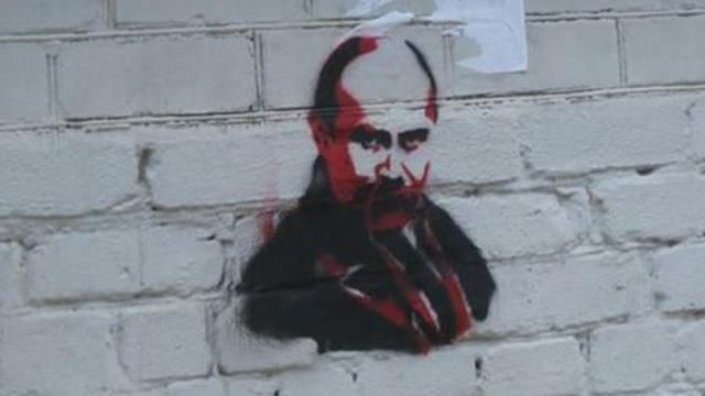 Луганские боевики похитили пенсионера, который распространял украинскую символику Луганские боевики похитили пенсионера, который распространял украинскую символику