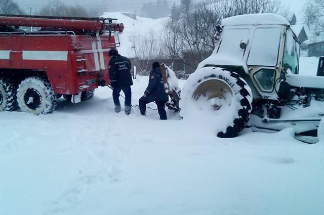 Непогода продолжает свирепствовать на Закарпатье: движение транспорта ограничено