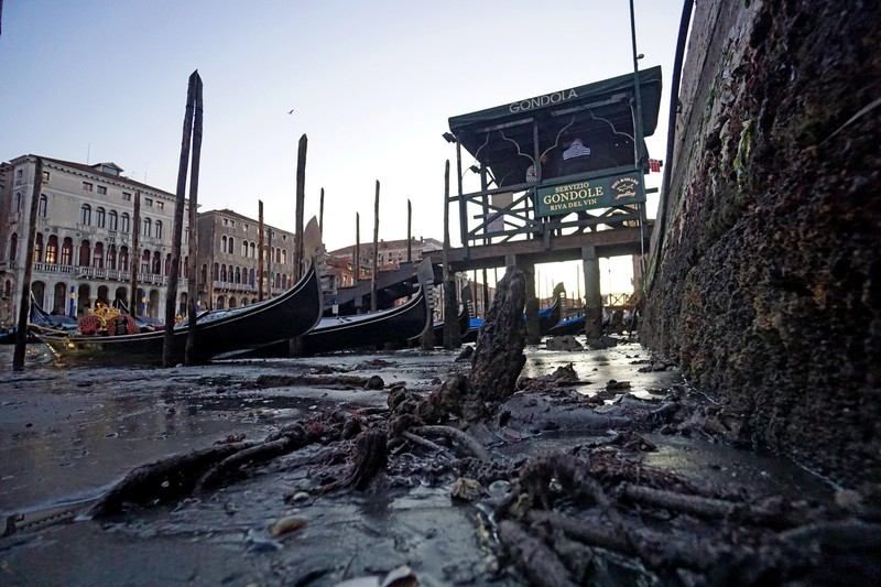 Як виглядає Венеція без води: незвичні фото "зневоднених" каналів