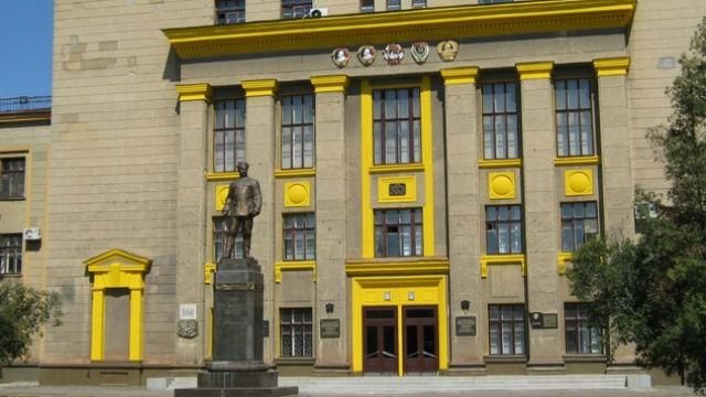 Після втручання Порошенка Харківський тракторний завод відновлює роботу Після втручання Порошенка Харківський тракторний завод відновлює роботу