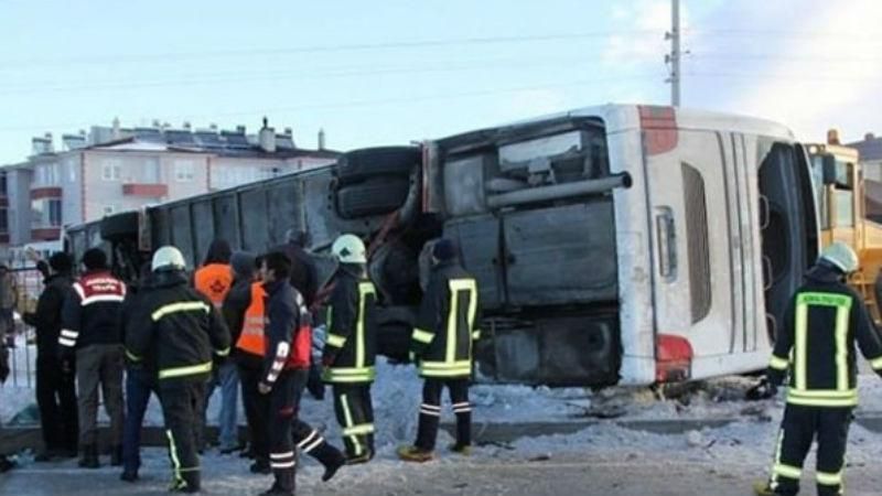 Моторошна аварія в Туреччині: перекинувся автобус з школярами, є загиблі