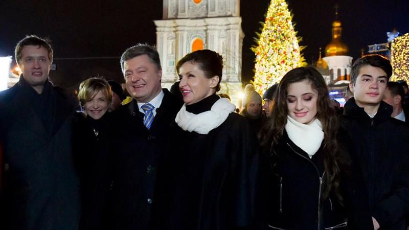 Порошенко с семьей поздравил украинцев с Рождеством: появилось видео