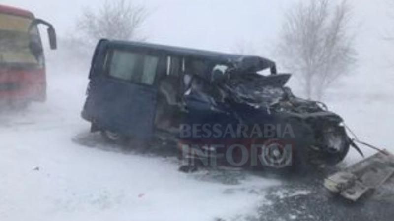 Потрійна ДТП на Одещині: постраждалі опинилися у сніговій пастці 