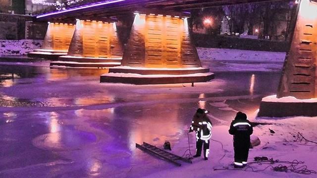 Рятувальники врятували з льодяної пастки лебедів і качок: з’явилися фото Рятувальники врятували з льодяної пастки лебедів і качок: з’явилися фото