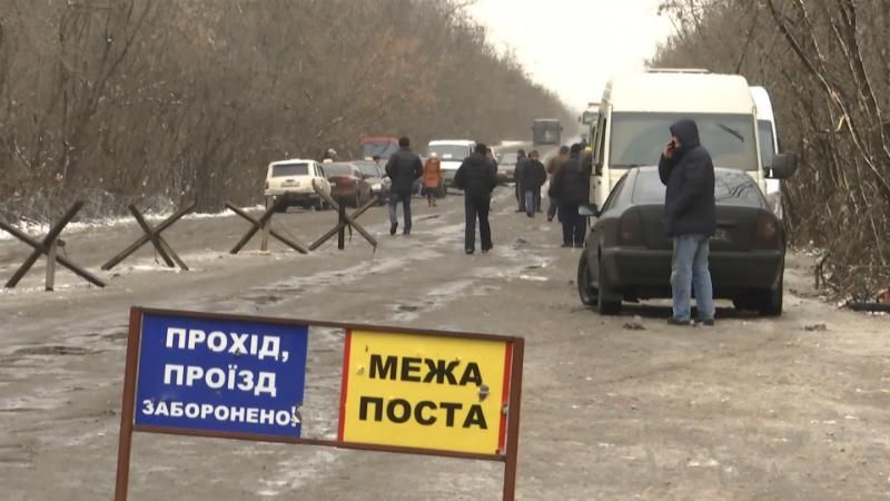 На КПП линии разграничения застряли более 400 машин На КПП линии разграничения застряли более 400 машин