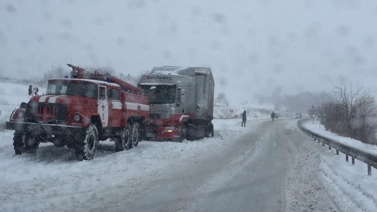 Де в Україні обмежено рух транспорту через негоду: перелік автошляхів Де в Україні обмежено рух транспорту через негоду: перелік автошляхів