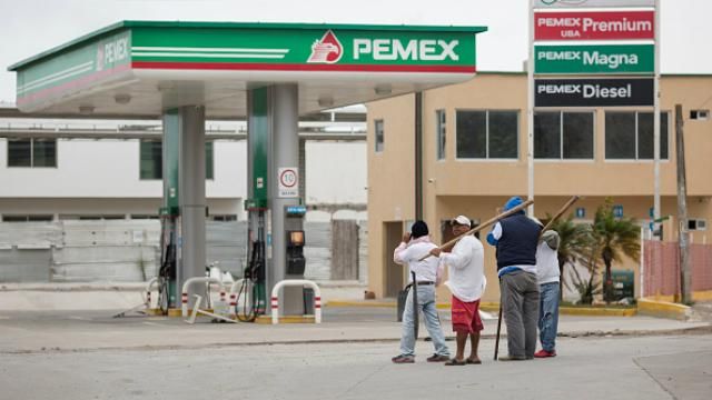 Авто жорстоко протаранило натовп поліцейських: з'явилось відео Авто жорстоко протаранило натовп поліцейських: з'явилось відео