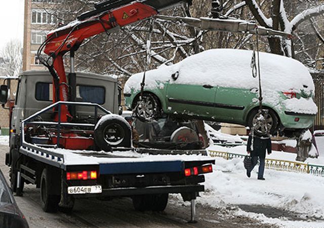 Эвакуатор будет забирать авто, которые будут мешать убирать снег в Киеве