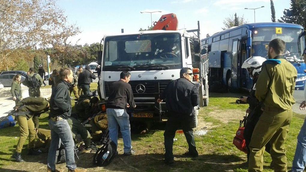 Теракт в Иерусалиме: неизвестный на грузовике протаранил пешеходов, есть погибшие (Дополнено)