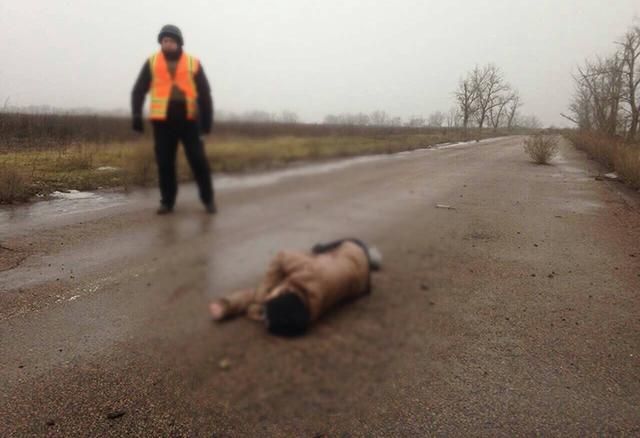 Мертву дівчину з осколковим пораненням ноги знайшли на дорозі на Донеччині Мертву дівчину з осколковим пораненням ноги знайшли на дорозі на Донеччині
