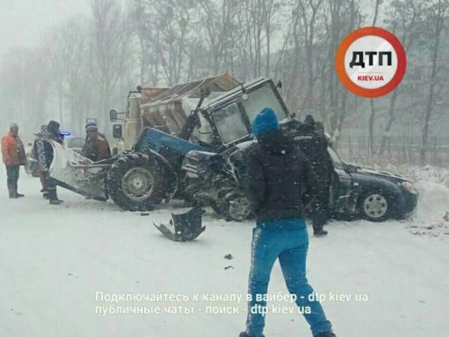 Кілька авто протаранили трактор, що прибирав сніг під Києвом