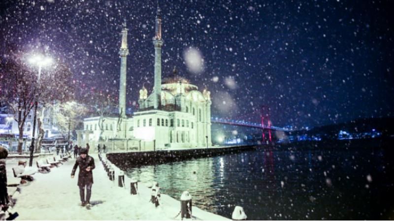 Стамбул в снежном плену: отменены рейсы, перекрыт Босфор и сплошные сугробы
