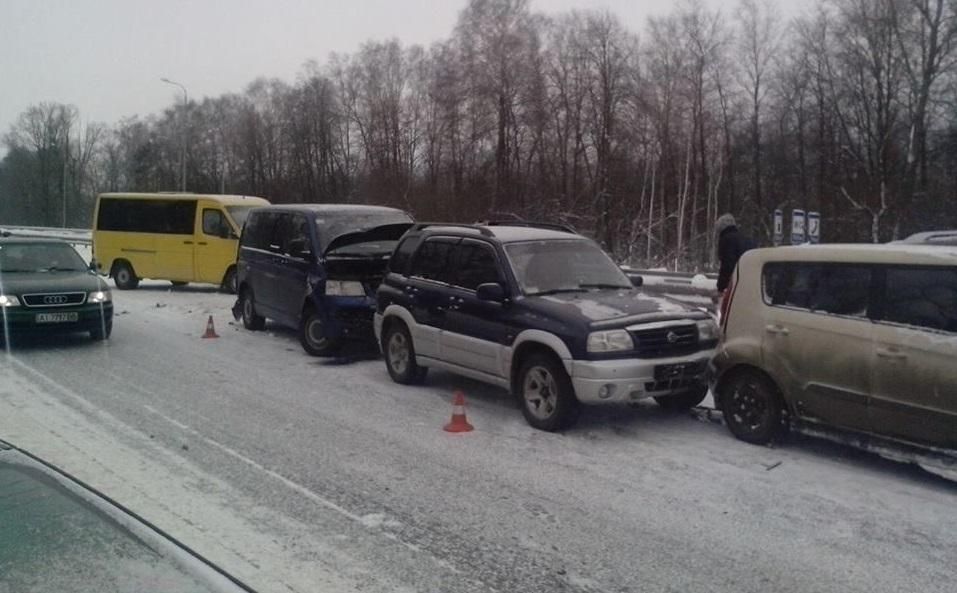 В аварию на Житомирщине попали сразу 14 авто: опубликовали фото