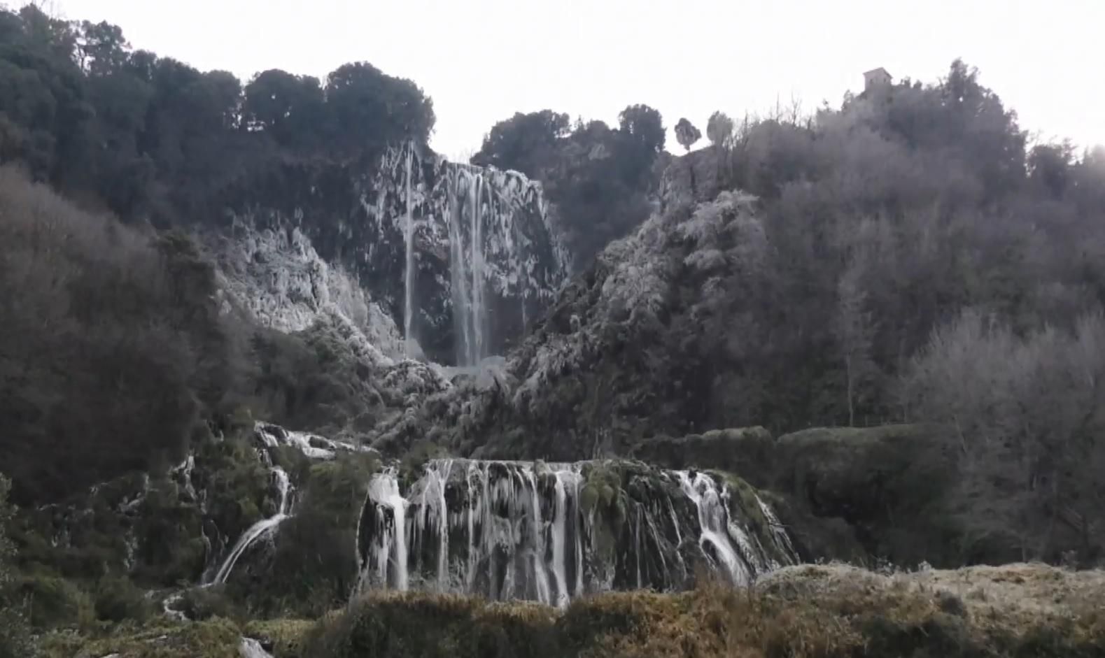 В Італії через холоди замерзає один із найвищих водоспадів Європи