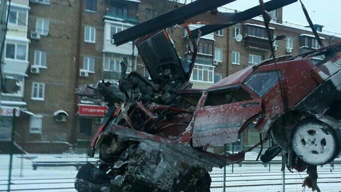 Авто разорвало пополам в Киеве: появились жуткие фото