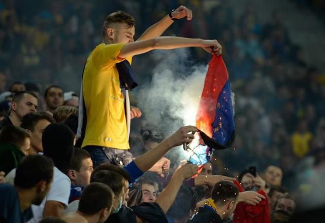 Прихильник "ДНР" закликає спалювати прапори бойовиків Прихильник "ДНР" закликає спалювати прапори бойовиків