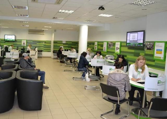 Из "Приватбанка" планируют уволить часть работников, – журналист Из "Приватбанка" планируют уволить часть работников, – журналист