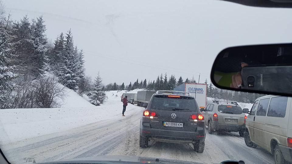 Под Львовом перекрыта трасса: пробка достигает почти 10 километров