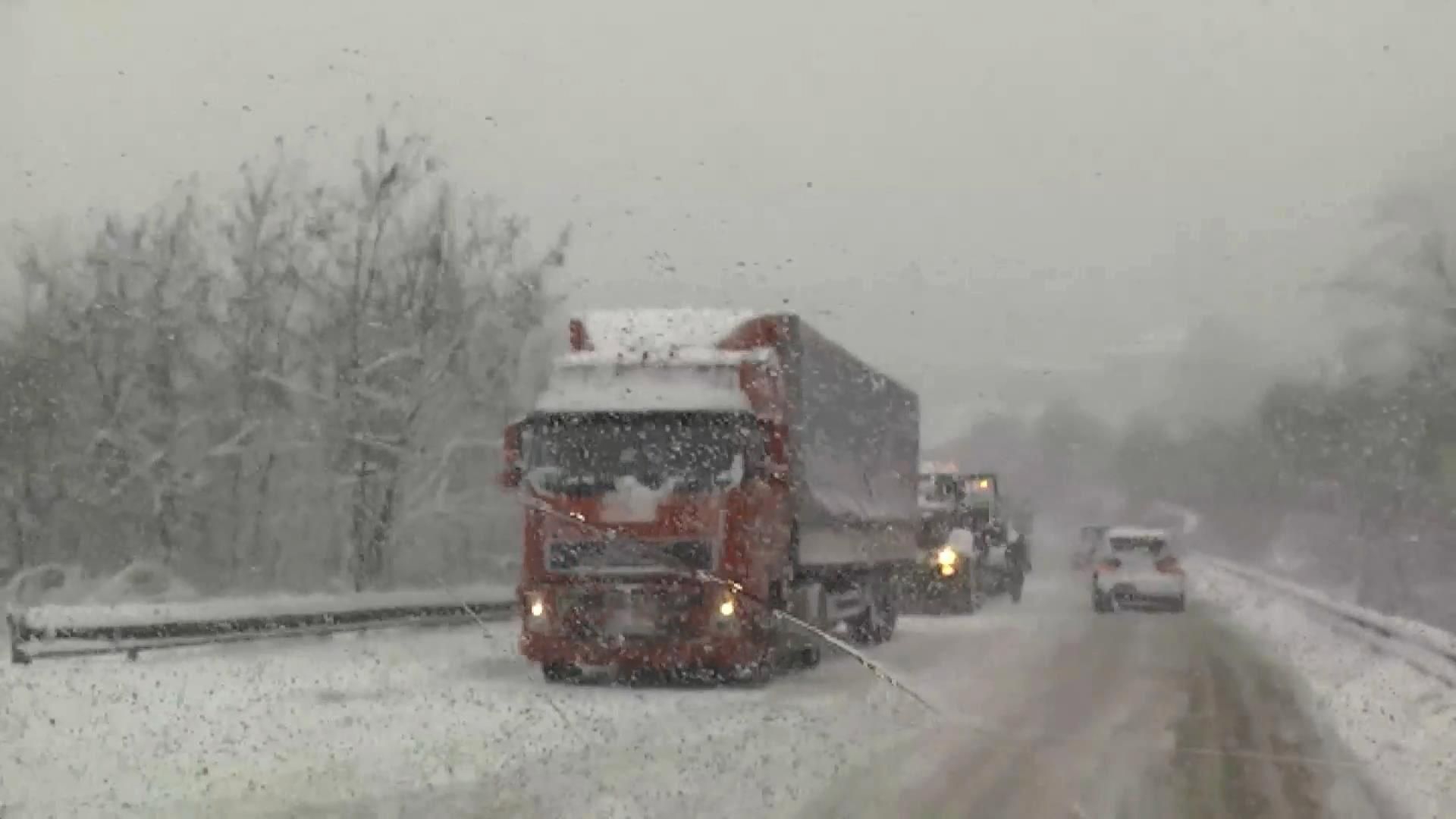 Через негоду на деяких українських трасах ситуація критична Через негоду на деяких українських трасах ситуація критична