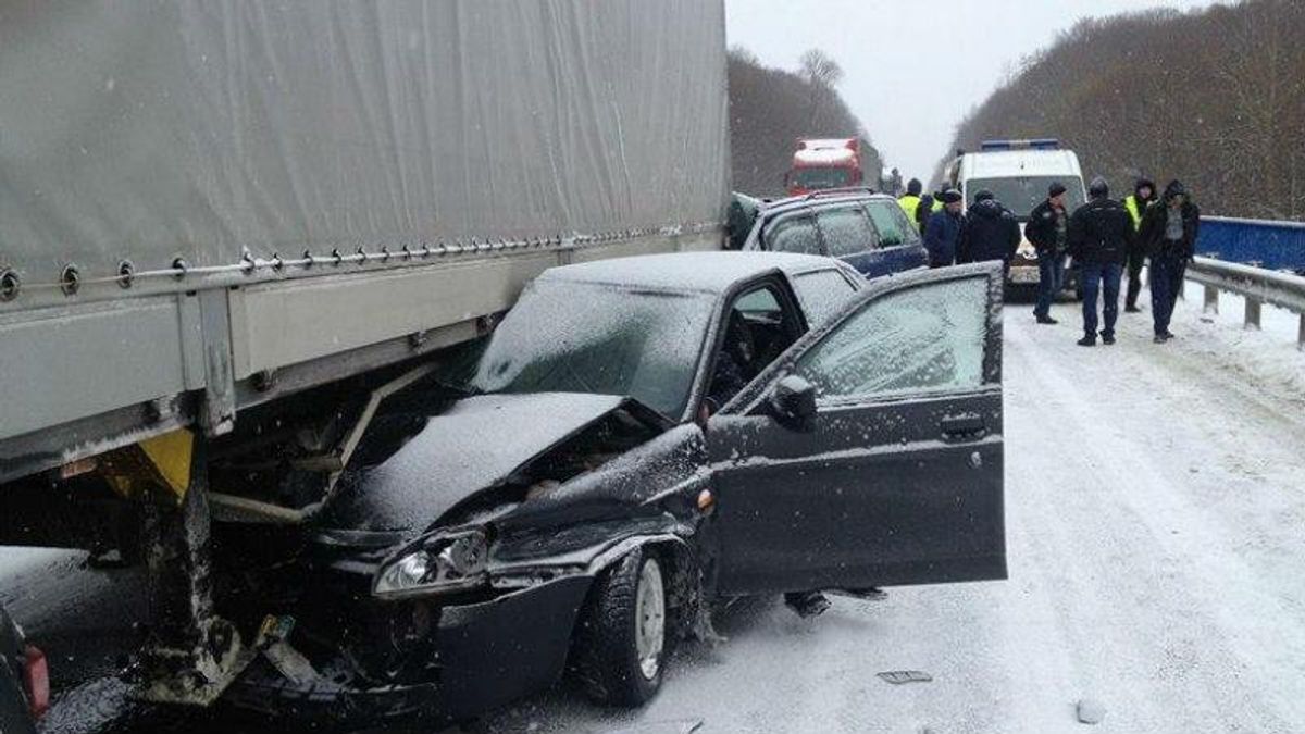 Серьезная авария под Львовом. Появились подробности и фото Серьезная авария под Львовом. Появились подробности и фото