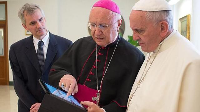Папа Римський теж боїться кібератак: з’явились фото
