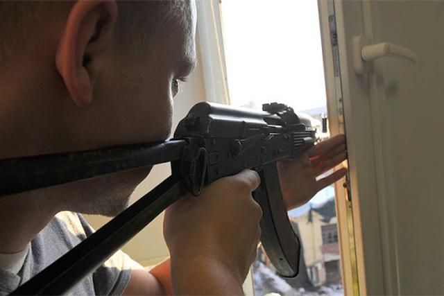 Пьяные мужчины стреляли из окна по прохожим в Харькове